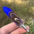 Spilla elegante in piuma blu e marrone con perno in metallo argento su erba naturale - Stile 3 (Motivo Blu e Marrone)