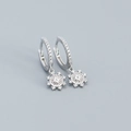 S925 Sterling Silber Creolen mit schimmernden Zirkonia Schneeflocken Anhängern - Weißgold
