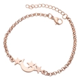 Détail d'un bracelet en or rose avec breloques lune et étoile et fermoir mousqueton poli - Or rose
