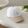 Dettaglio del ricamo smile e scritta Thank You sul cappellino traspirante per bambini - 52-54cm (3-8 Anni) / Bianco