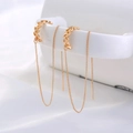 Goldene Blatt-Ohrhänger mit langer Kette, präsentiert an einer weißen Tasse - Blumen Durchzieher Stil (NE1089)