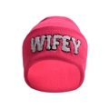 Vue détaillée du bonnet en tricot rose avec broderie WIFEY en peluche blanche - Rose rouge