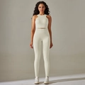 Vorderansicht eines nahtlosen Yoga-Sets in Cremeweiß inklusive Sport-BH und langer Leggings - S / Creme