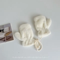 Primer plano de mitones de felpa blanca para niños con cordón suave y forro polar grueso - aprox. 3-8 años / Blanco