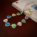 Detalle de gargantilla de corazones de cristal coloridos con pedrería y cadena de oro - Estilo Corazón de Diamantes Coloridos