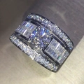 Luxe geometrische zilveren ring met een grote ronde diamant en baguette-geslepen accenten - US 7 / Witgoud