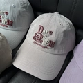 Dettaglio di cappellini da baseball in cotone lavato con ricamo di lettere colorate - Rosa