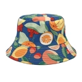 Dettaglio di un cappello da pescatore blu con vivaci motivi di arance e ciliegie - M (56-58cm) / Stampa Frutta Blu Notte (3#)