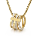 Halskette im Hip-Hop-Stil mit funkelnden Strassringen an einer goldenen Schlangenkette - Gold Fünf-Ring Strass Stil (KN31253-KC)
