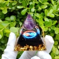 Pyramide d'orgone avec sphère d'améthyste, symbole tai-chi et paillettes dorées - Style 51
