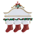 Décoration de Noël personnalisée en résine avec 3 chaussettes rouges sur cheminée - Famille de 3 - Impression Machine