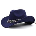 Détail d'un chapeau de cowboy en laine bleu marine avec ruban ethnique et pendentifs - Bleu marine