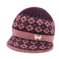 Cappello invernale in maglia per anziane in viola scuro con motivi floreali e spilla d'oro - Viola
