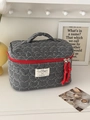 Détail de la trousse de toilette matelassée en damier noir et blanc avec fermetures éclair rouges - Carreaux Noir