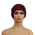 Peluca de cabello humano corto borgoña con corte pixie texturizado en un maniquí - Burdeos