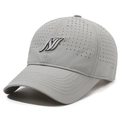 Graue atmungsaktive Mesh-Baseballkappe mit Laserlöchern und besticktem N-Logo-Detail - Verstellbar / Hellgrau