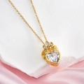 Collana in acciaio al titanio dorato con cristallo a cuore e pendente a corona - Oro Bianco