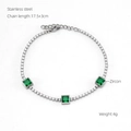 Vue macro du bracelet en acier inoxydable avec zircons verts et petits cristaux blancs - Argenté