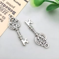 Set mit zwei silbernen Vintage-Schlüsselanhängern aus Legierung für DIY-Schmuckdesign - Antik Silber Kleiner Schlüssel 10x27mm