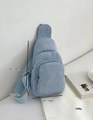 Hellblaue Cord-Brusttasche mit verstellbarem Gurt und mehreren Reißverschlusstaschen - Hellblau