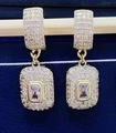 Elegantes pendientes cuadrados dorados con circonitas microengastadas en caja azul - Dorado