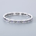 Bracelet en céramique blanche avec strass violets et fermoir en acier magnétique - Base en Céramique Blanche Incrustée de Strass Violets (KB186886-TS)