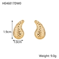 Dettaglio macro di orecchini a goccia in oro martellato con dimensioni 1,9 cm x 1,0 cm - Stile Rilievo Martellato Oro (HE46817DW0)