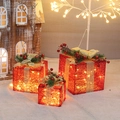 Tre scatole regalo di Natale rosse luminose con nastro dorato e luci LED sulla neve - Rosso (Con Luci) / Set da 3 pezzi