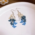Boucles d'oreilles papillon à pompons bleu et blanc présentées sur un plat décoratif - Blanc-Bleu (9# Crochet d'oreille)