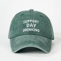 Détail de la broderie Support Day Drinking blanche sur une casquette en coton lavé vert - Taille unique / Vert Foncé
