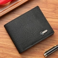 Schwarze Herren-Lederbörse mit Lychee-Muster auf einem dunklen Holzhintergrund Business-Stil - Schwarz