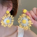 Dettaglio degli orecchini a fiore in rafia gialla con trama e design bohémien fatti a mano - 12# Perno in acciaio - Fiore intrecciato giallo