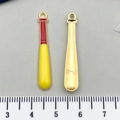 Pendentifs de batte de baseball en émail rouge et jaune avec dos en métal doré DIY - Batte de Baseball Jaune (19634)