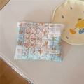 Nahaufnahme der gesteppten Blumen-Kosmetiktasche mit weicher Baumwollstruktur und Patchwork - Blau Geblümt Wattiert