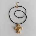 18k vergulde barokke kruis hanger ketting met kristallen en een zwart lederen koord - Gouden Kruis Heldere Zirconia / Goud