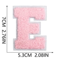 Dettaglio della toppa con lettera E in ciniglia rosa da 7cm con bordo in feltro e misure - Lettera singola E / Rosa