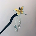 Détail du pic à cheveux papillon avec des pompons argentés et un cristal brillant - F1170 Gland Papillon