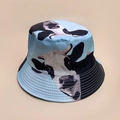 Dettaglio del cappello a secchiello azzurro con stampe di mucche e cuciture rifinite - 56-58cm / Mucca