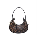Bolso de hombro media luna con estampado de leopardo y herrajes de metal dorados - Marrón