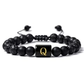 Détail du bracelet en pierre de lave avec une lettre Q dorée sur un charme carré - Lettre Q(Q)