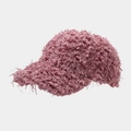 Detalle de la textura de piel sintética suave de una gorra de béisbol de invierno rosa - Malva