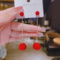 Pendientes largos de plata 925 con esferas rojas brillantes y delicadas cadenas doradas - Borla de Cuentas Rojas / Rojo