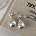 Orecchini a goccia in argento lucido su custodia in tela beige, design minimalista - Argento