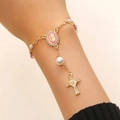 Détail du bracelet chapelet avec médaille de Marie, perles et pendentif croix brillant - Chapelet Or - Médaille Rose