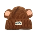Detalle del gorro de punto de nido de abeja marrón con orejas de oso y etiqueta Lucky - M(54-60cm) / café