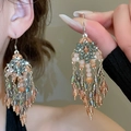Détail de boucles d'oreilles bohèmes vintage à pompons en perles or et bleu foncé - Style 34 Crochet Argent Vert Café
