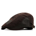 Detalle de hebilla de metal y malla transpirable en gorra plana marrón oscuro - M (56-58cm) / café