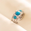 Detalle del anillo ajustable de acero inoxidable con piedras turquesas y texturas - Plata-Piedra Azul Oscuro