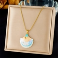 Gedetailleerde close-up van een gouden sint-jakobsschelp met blauw verloop en parels - Gradiënt Sint-Jakobsschelp Parel Stijl (N3493)