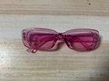Occhiali da sole rettangolari rosa traslucidi stile Y2K su superficie in legno - Montatura Rosa Trasparente Lenti Rosa